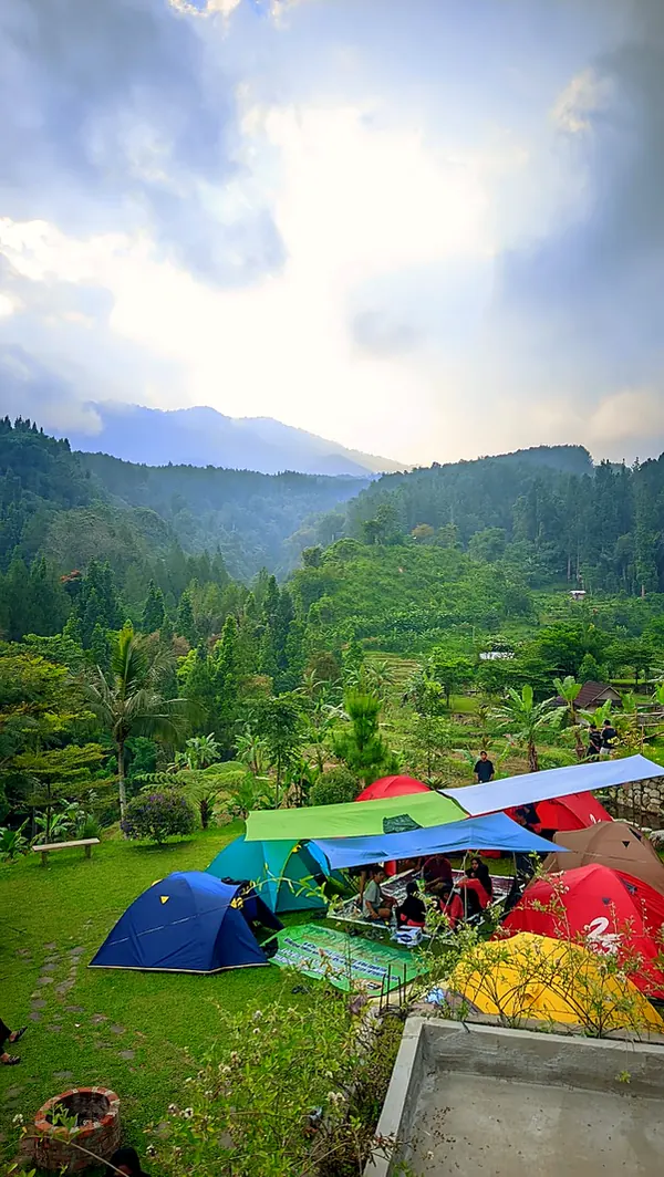 Area camping berlatar gunung