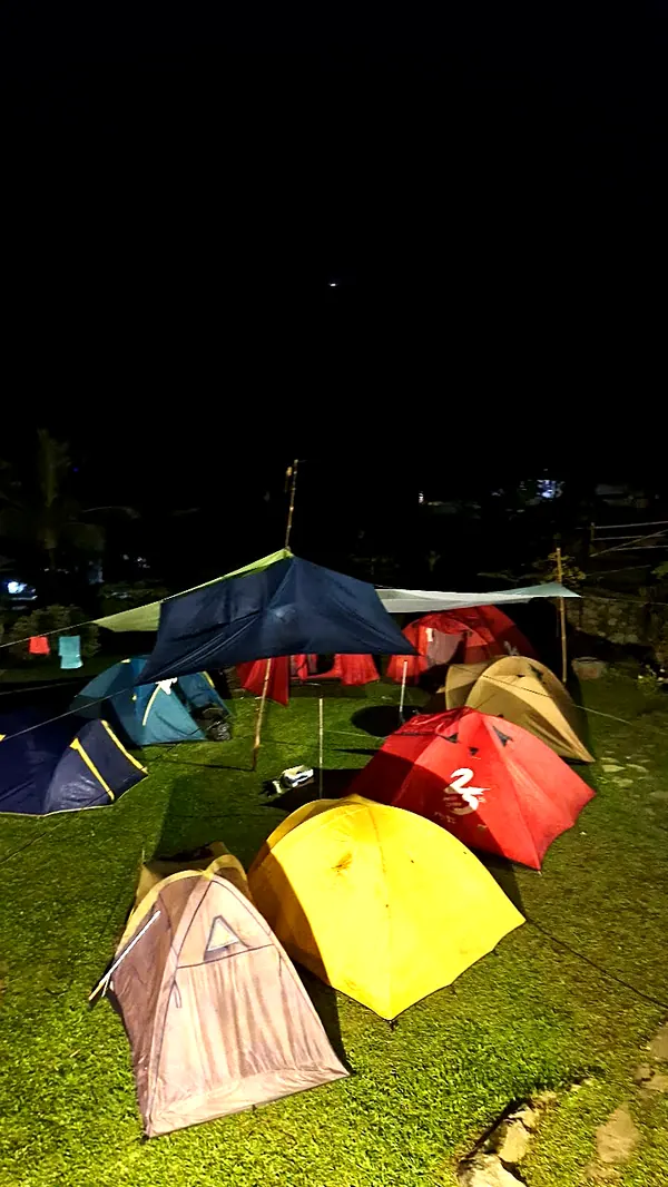 Tenda-tenda camping di malam hari
