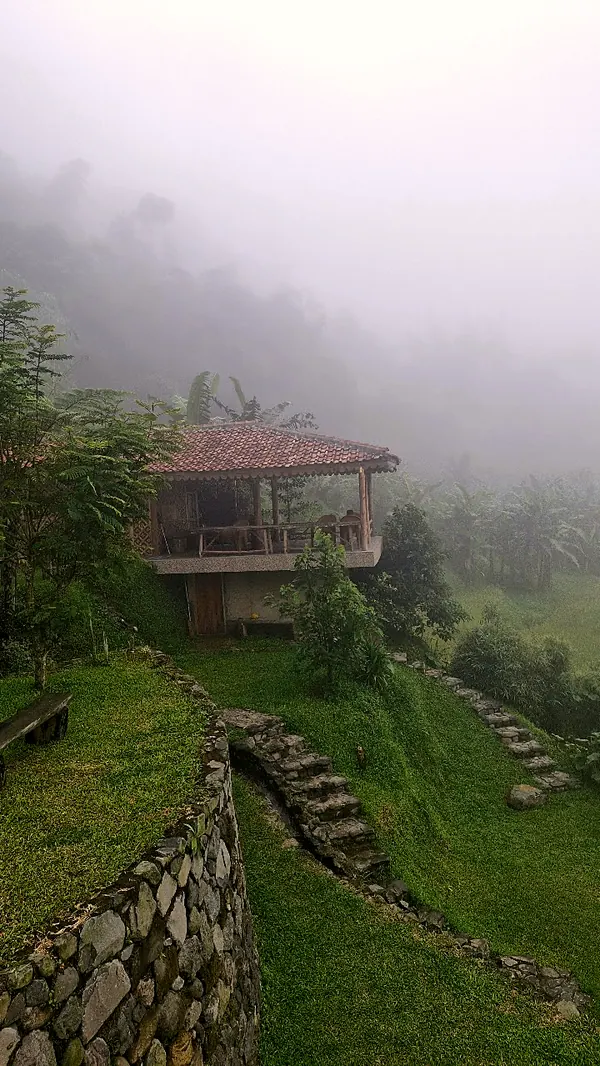 Kabut pagi menyelimuti gazebo