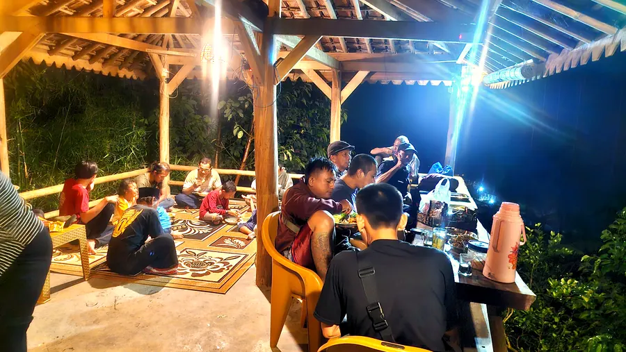 Makan malam bersama di gazebo