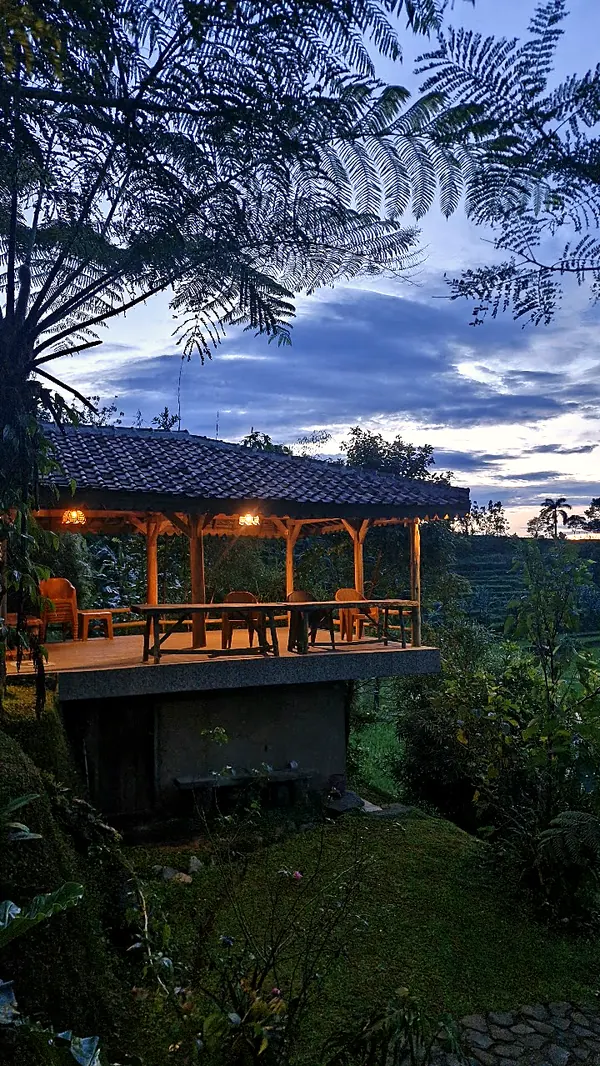 Gazebo menyala di bawah langit senja