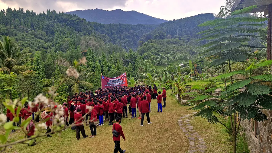 Kegiatan pramuka sekolah di lapangan Lembah Manglid