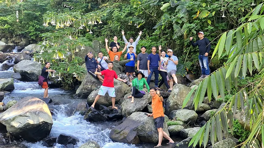 Sungai bening berbatu dari Gunung Salak